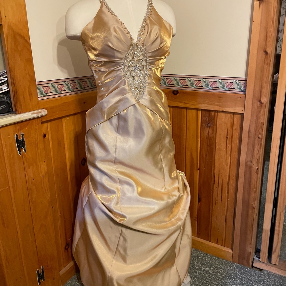 Mori Lee Gold Lame’ Gown Elegant Metallic Sequins Size 5/6 Formal Prom Ball